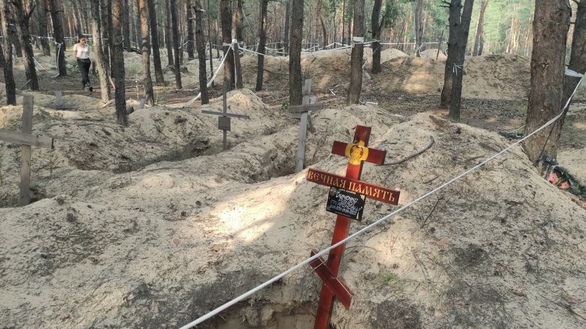 Pistas. Una cruz recuerda a uno de los 449 ucranianos que murieron.