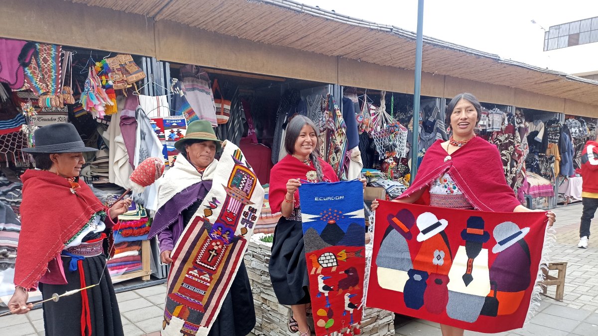Exhibición. En la Plaza Central de SalasaKa se ofertan las prendas y los paños con decoraciones de la Madre Tierra.
