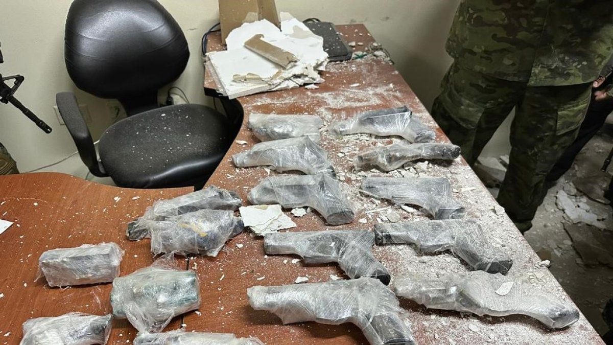 Vario material decomisado en pabellones de la Penitenciaria del Litoral y en oficinas del SNAI