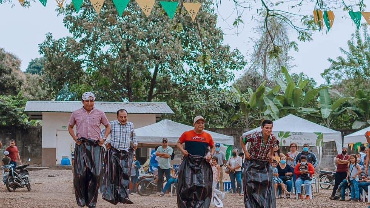 Recreación. Carrera de ensacados, una de las actividades en el festival.
