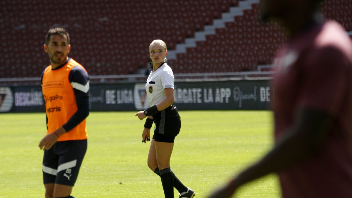 Gisselle Giler es una de las árbitras que destaca en los torneos de la FEF.