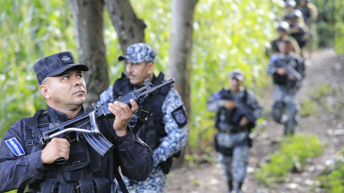 Miembros del Ejército y la Policía Nacional Civil (PNC) de El Salvador durante el cerco que desde la madrugada de hoy 3 de agosto  ejercen en el departamento de Cabañas