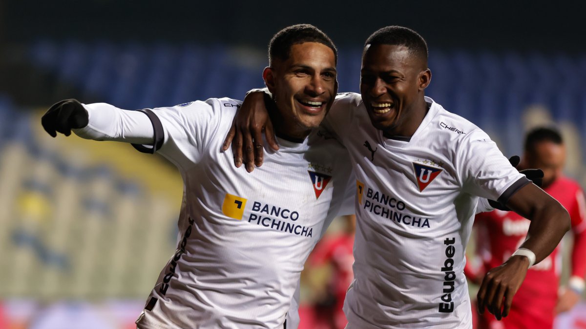 Paolo Guerrero (i) y su celebración tras marcar el gol de la victoria ante Ñublense.