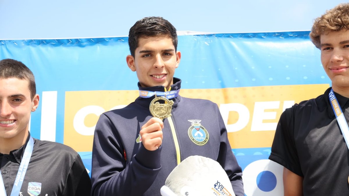 Juan Alcívar (c) celebró su tercera medalla en una Copa de Pacífico, luego de la conseguida en 2021 con 15 años en 5k, el año pasado en 7.5 k y ahora revalidarlo.