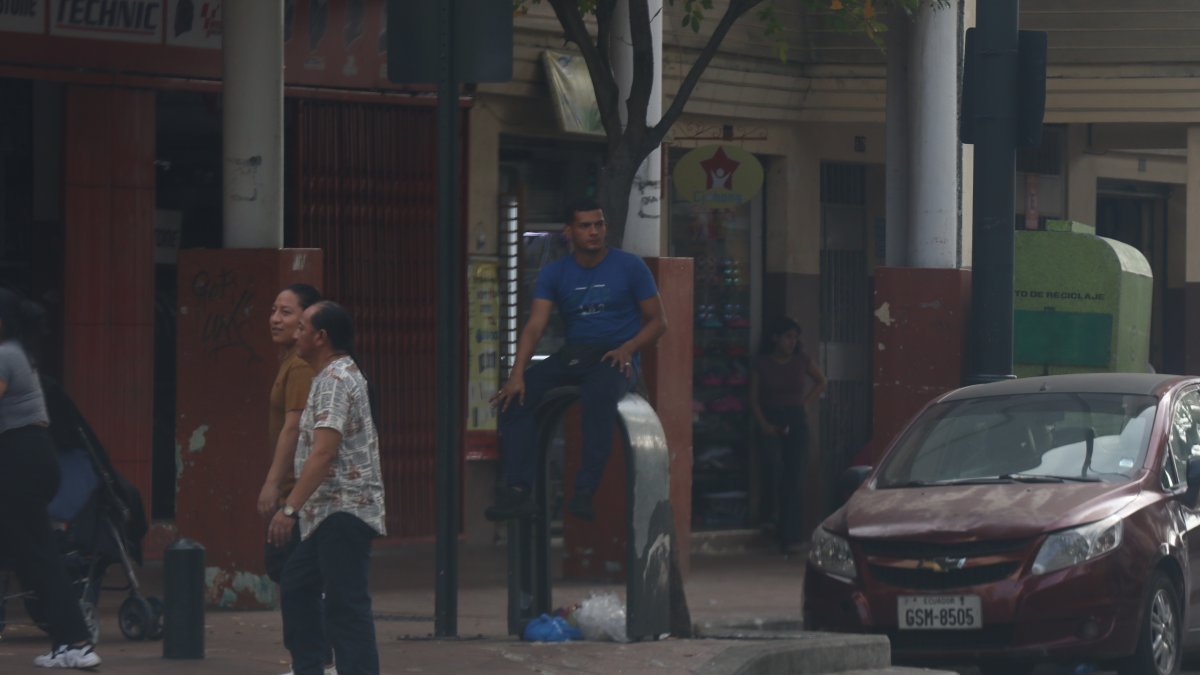 Ciudadanos se toman espacios destinados como basurero como su banquillo personal.