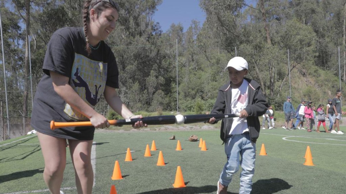 Evento. Los niños aprendieron las reglas del béisbol y practicaron el deporte.