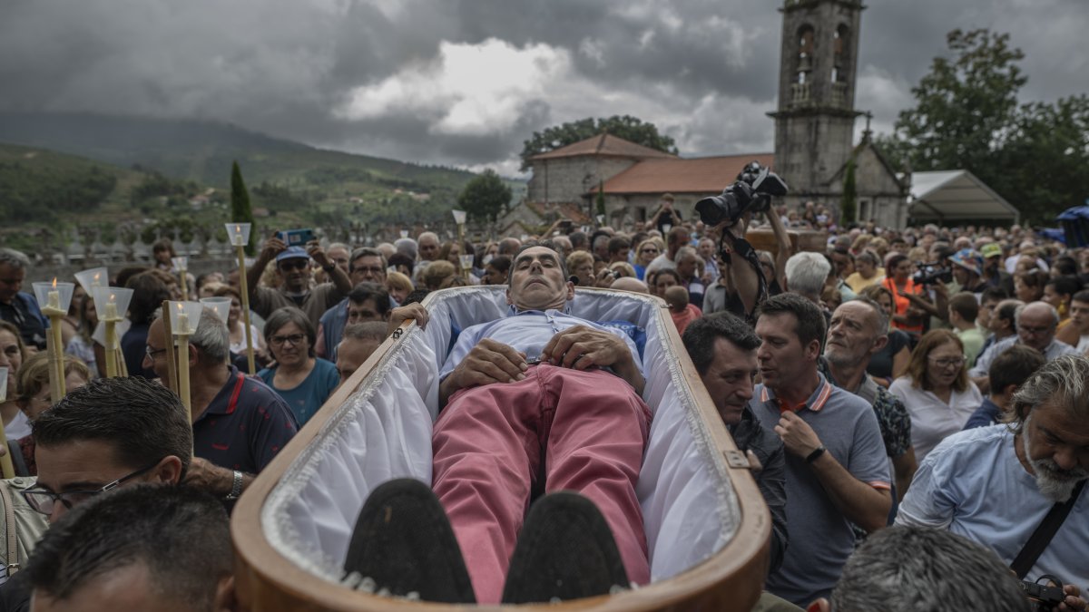 Tradición. En hombros llevan un ataúd con una persona viva dentro