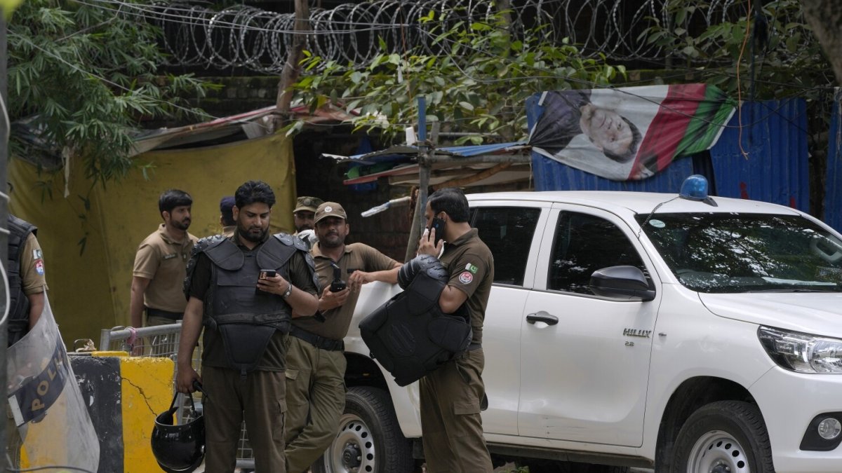 Agentes de Policía en el exterior de la residencia del exprimer ministro Imran Khan