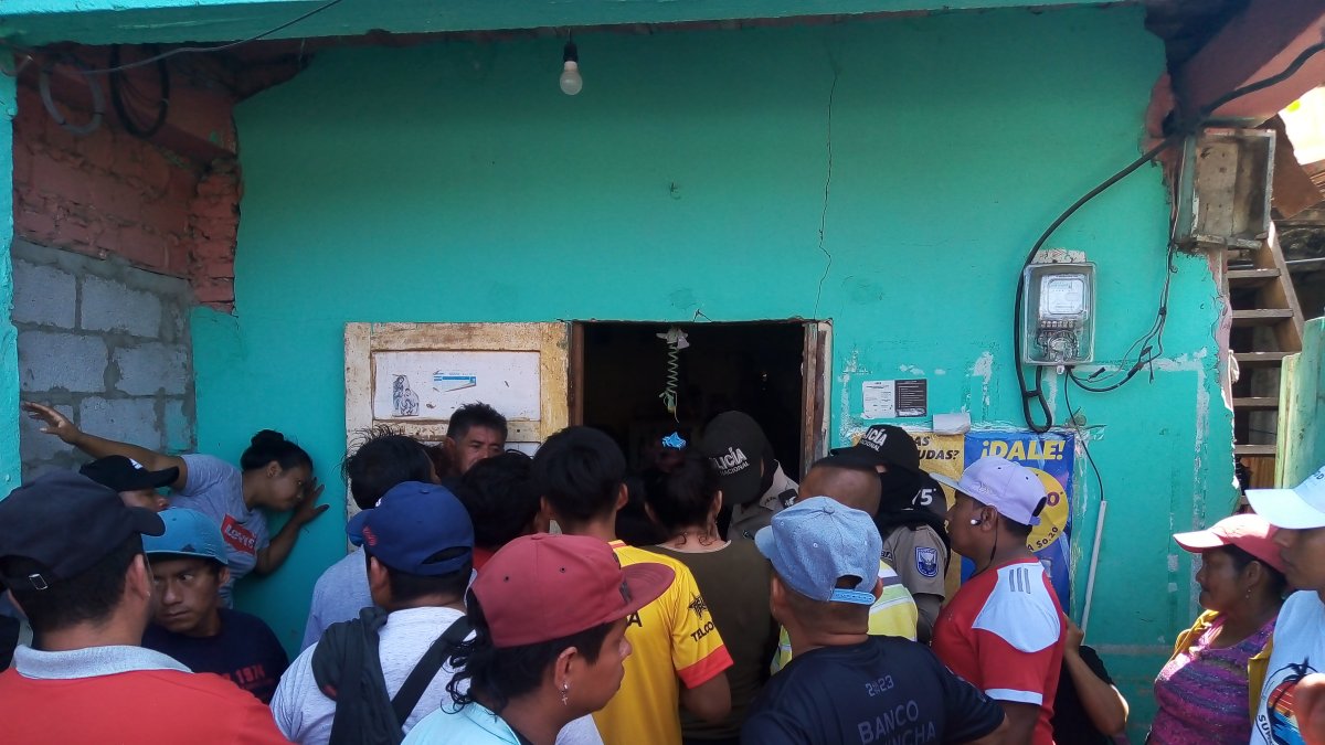 En una vivienda se cometieron dos crímenes. Su familiares llegaron al lugar.