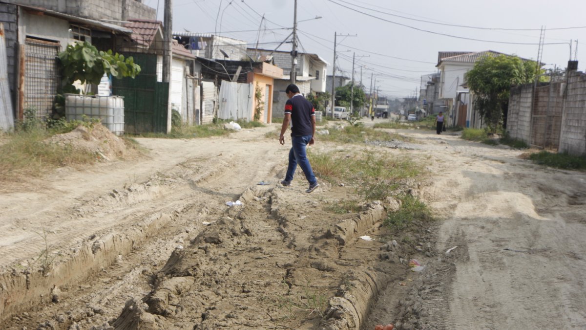 Durante un recorrido por diferentes sectores del cantón Durán se pudo evidenciar la falta de mantenimiento de calles, aceras y bordillos.