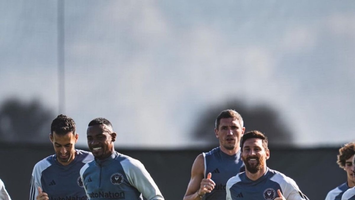 Dixon Arroyo y Lionel Messi en primera fila durante una práctica de Inter.