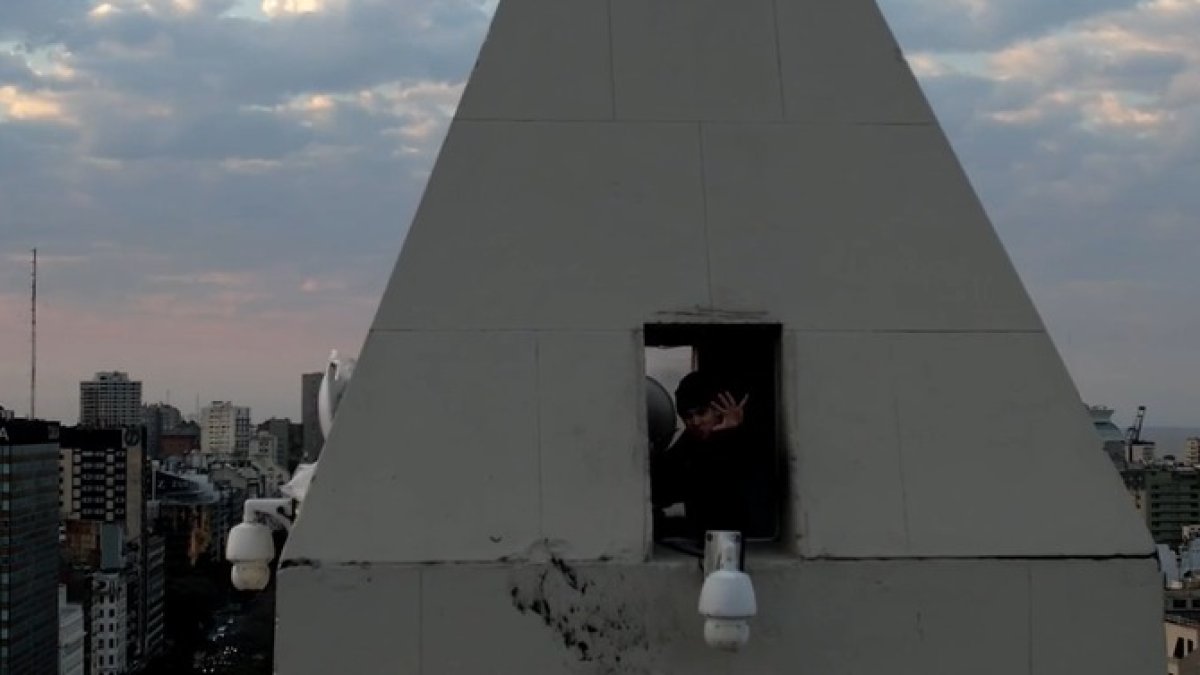 Spreen se asoma para saludar a sus viewers mientras lo graba la cámara de un drone