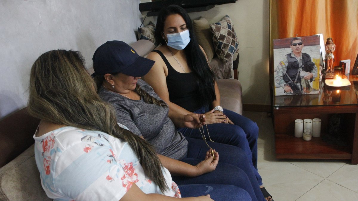 Sus hijas Diana y Evelyn, y su esposa Grace Jácome se aferran a la esperanza de hallar con vida al militar Gustavo Villalva.