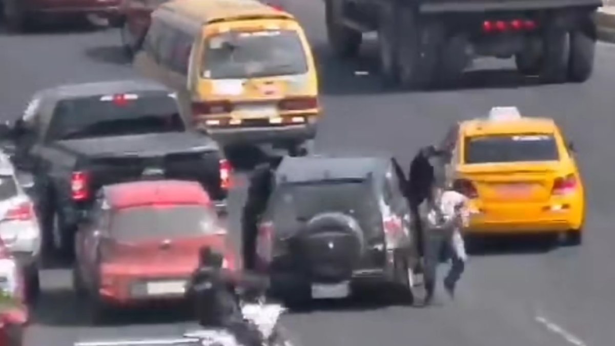 Detención. El vehículo perseguido por la Policía Nacional transportaba 17 sacos con 414 bloques de cocaína.