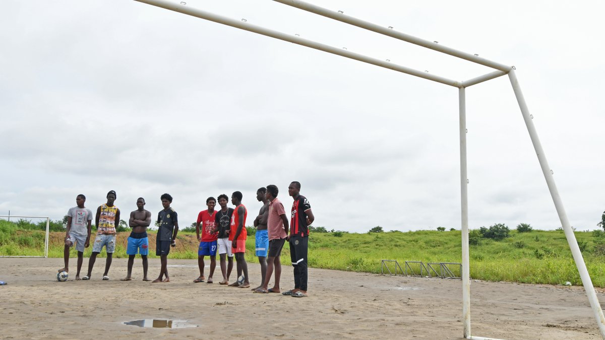Los futbolistas elaborando un jugo de frutas para el almuerzo junto al dirigente Eric Ramírez.