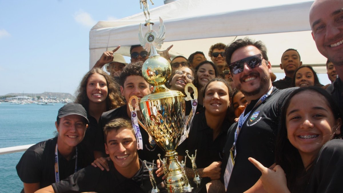 La nutrida delegación brasileña con el cetro de campeón en Santa Elena.