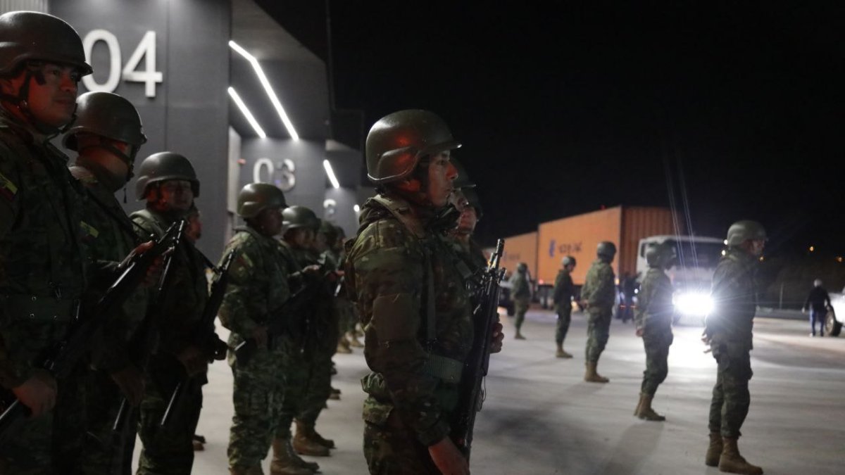 El Consejo Nacional Electoral y las Fuerzas Armadas comenzaron a distribuir en las provincias el material para los comicios dle 20 de agosto.