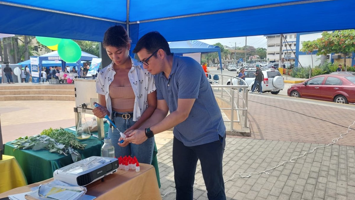 Los alumnos hacen una demostración de su trabajo.