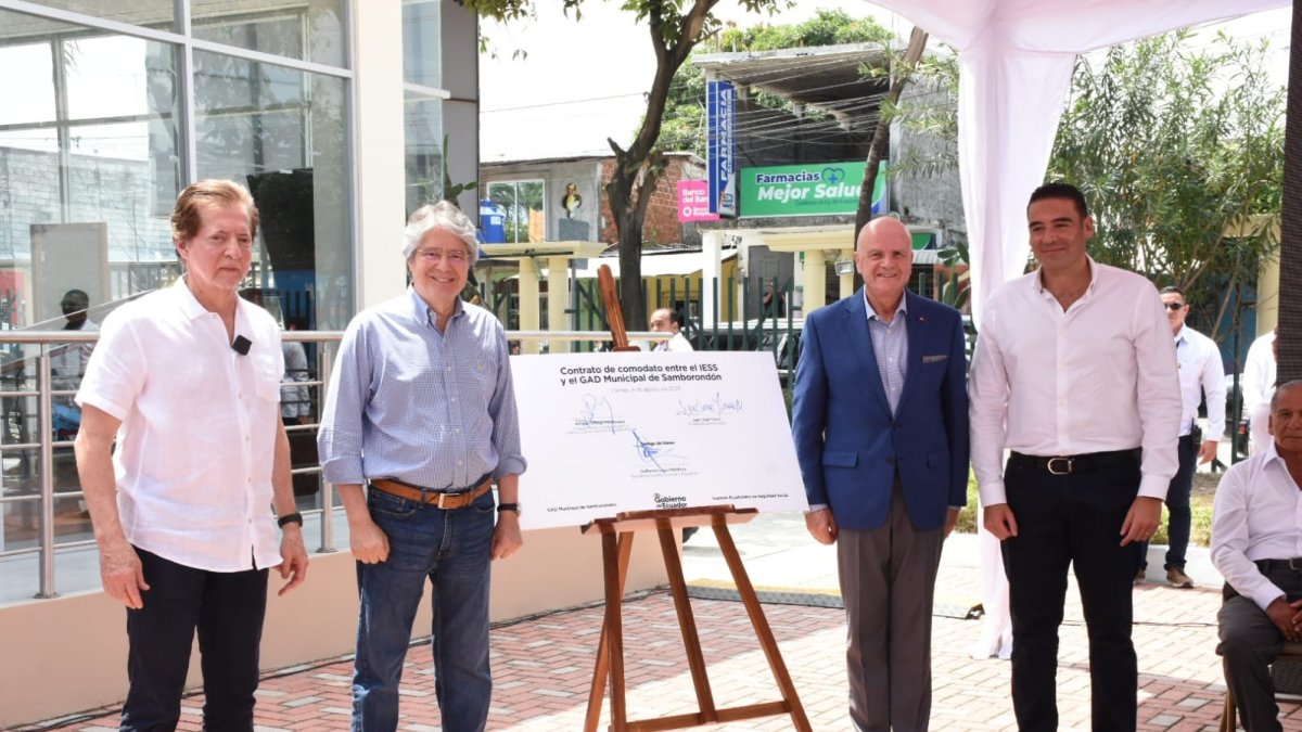 El director Ortega (i), el presidente Lasso, el vicepresidente Borrero y el alcalde Yúnez en la firma del convenio.