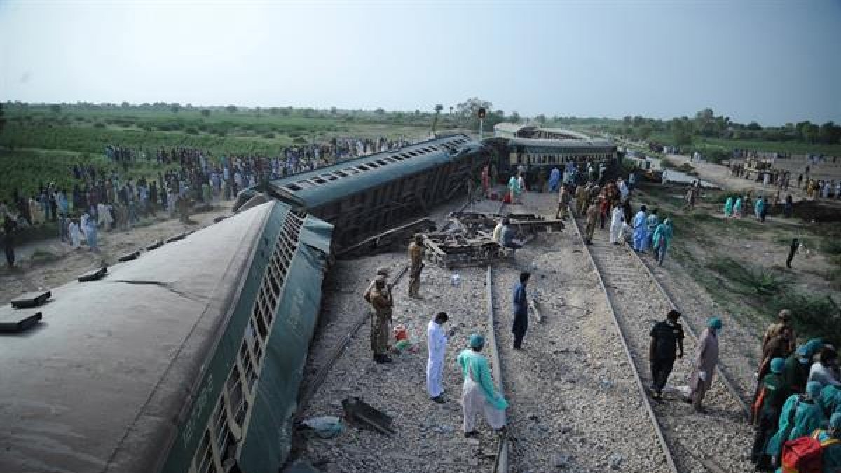 Un tren de pasajeros se descarriló en Nawabshah provincia de Sindh, en Pakistán.