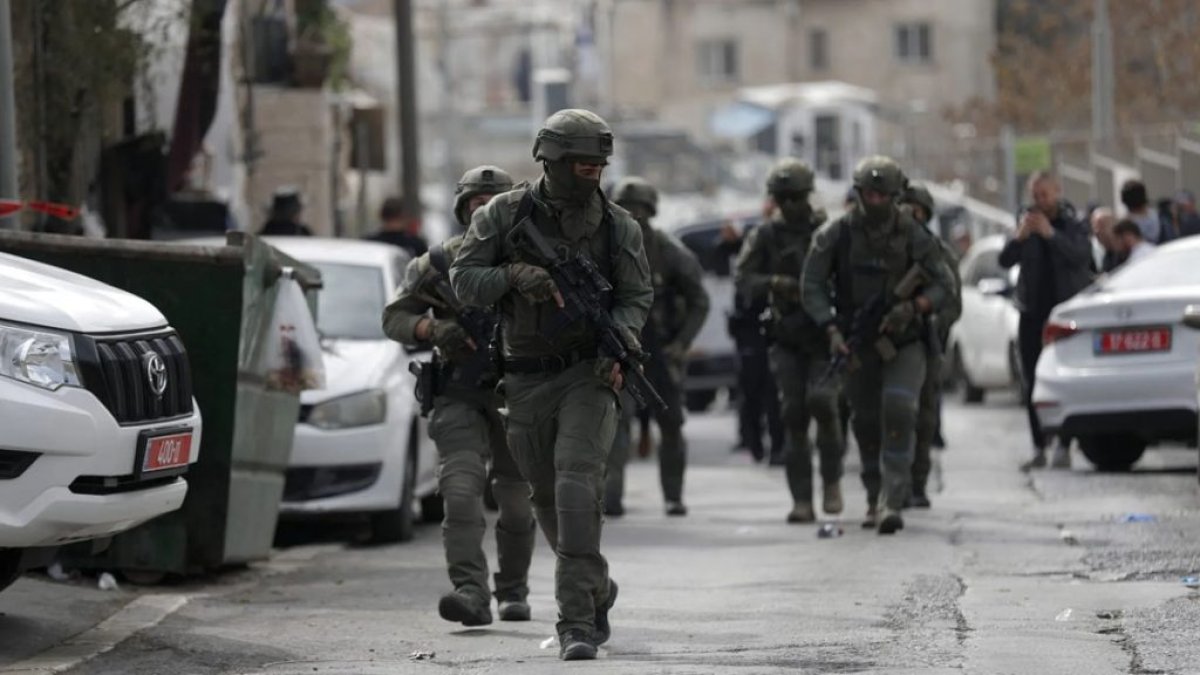 Soldados israelíes atacan a palestino por supuesto ataque