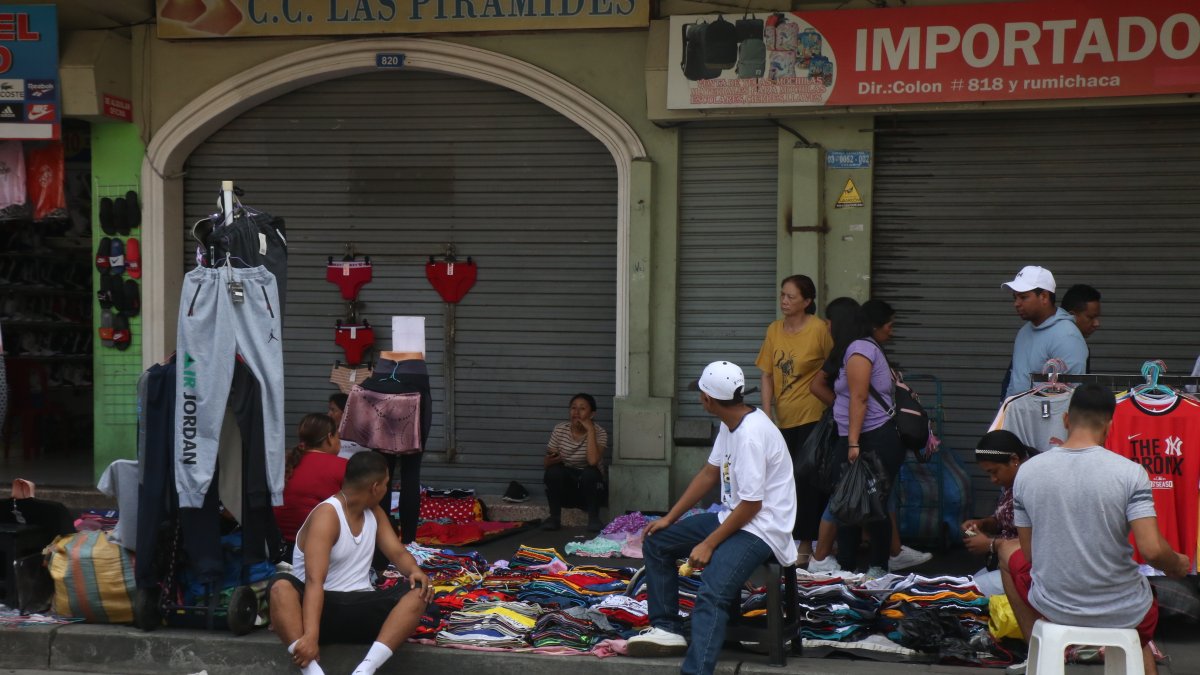 Los comerciantes informales obstaculizan el espacio público.