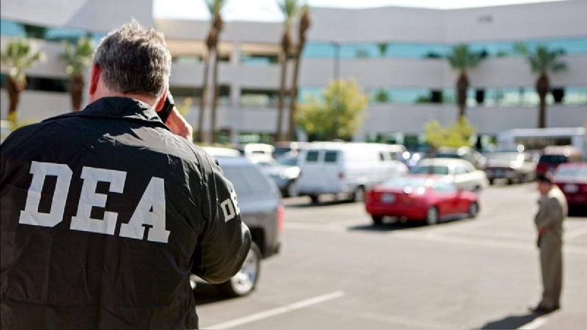 Autoridad.- Un agente de la Administración de Control de Drogas de Estados Unidos (DEA).