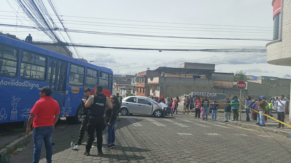 Accidente. El bus y un vehículo colisionaron en el sur. No hubo heridos.