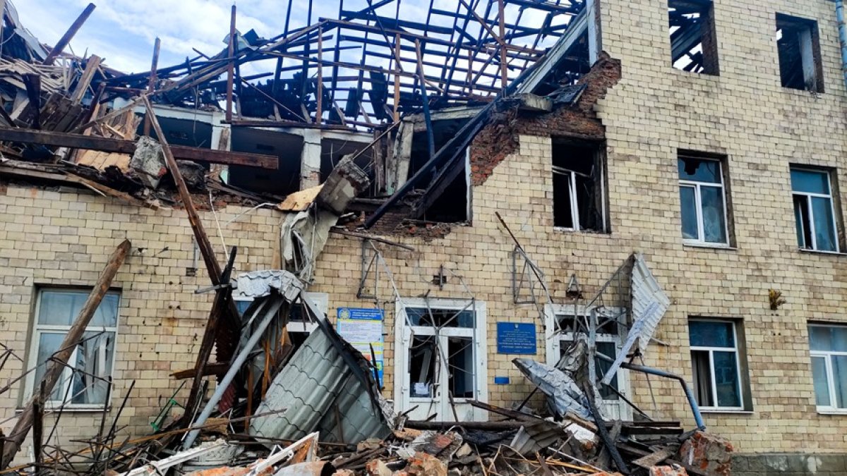 Institución de formación profesional de la ciudad ucraniana de Járkov, tras ser destruida en un ataque nocturno con drones rusos.