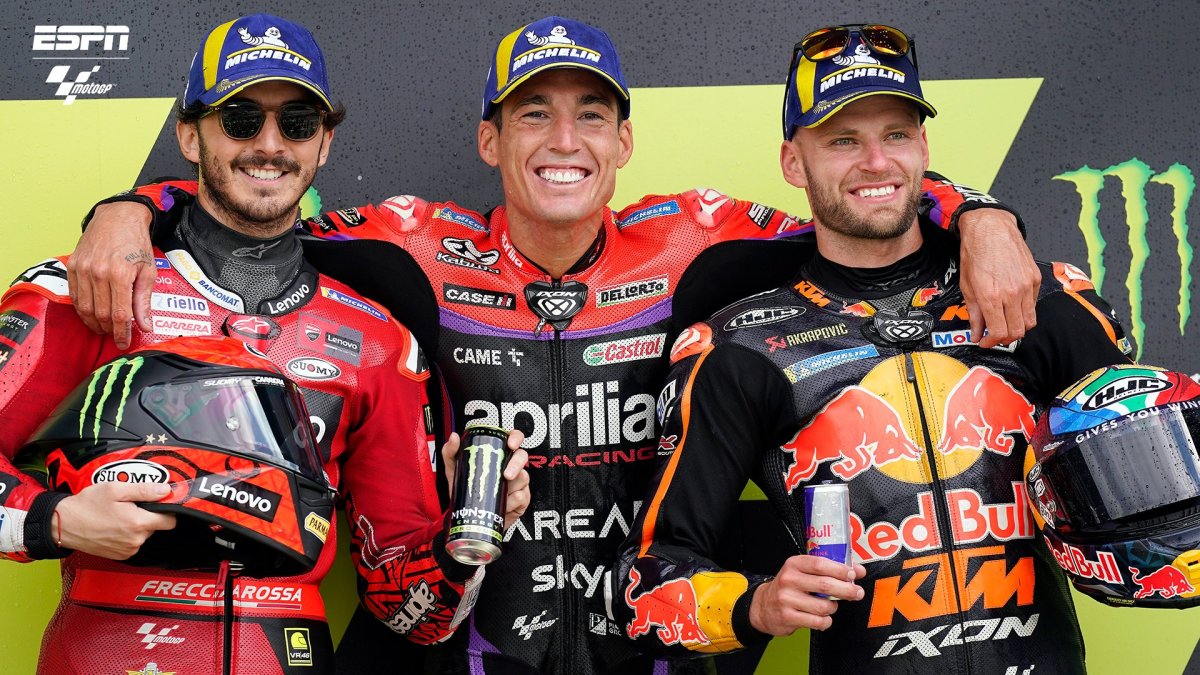 Espargaró (c) con el segundo título de su carrera deportiva tras Argentina 2022.