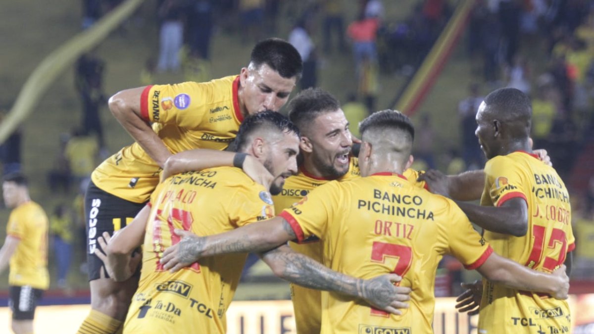 Los amarillos festejan el primer gol del Polaco