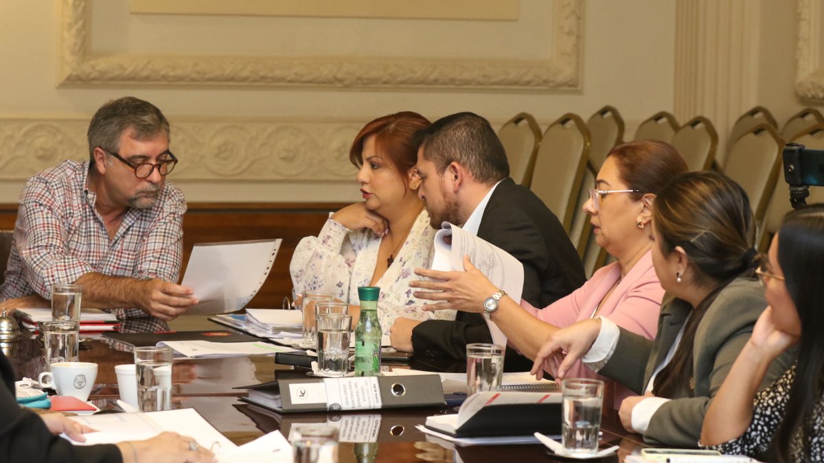 El jefe del Cuerpo de Bomberos de Guayaquil, Martín Cucalón, atendió un pedido de entrevista de EXPRESO, junto con ocho empleados del área legal, compras públicas, administración, y comunicación.