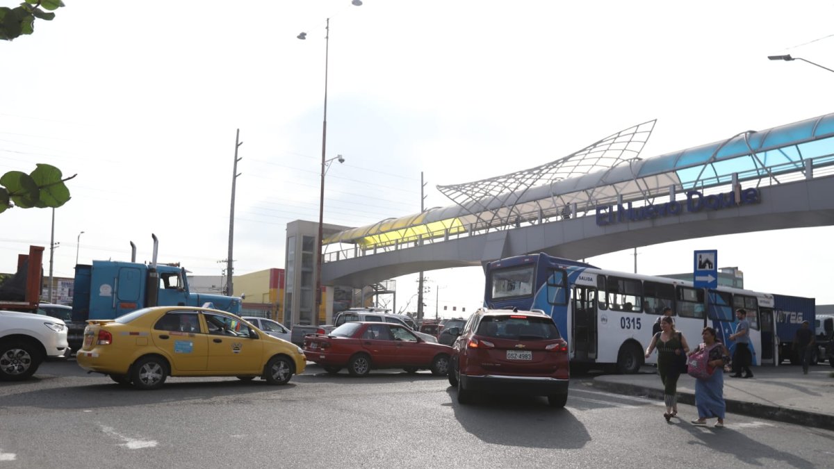 El puente peatonal del que se lanzó la fémina, en Daule.