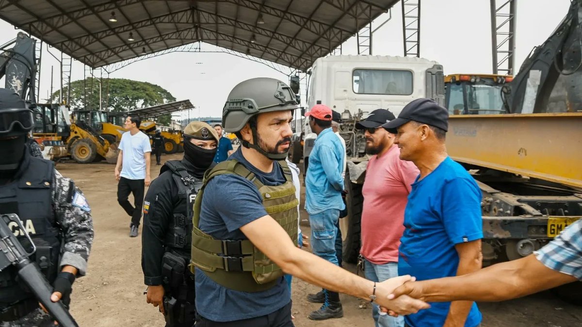 El alcalde de Durán, prácticamente desde que inició su administración, se ha visto obligado a usar chaleco antibalas para protegerse.