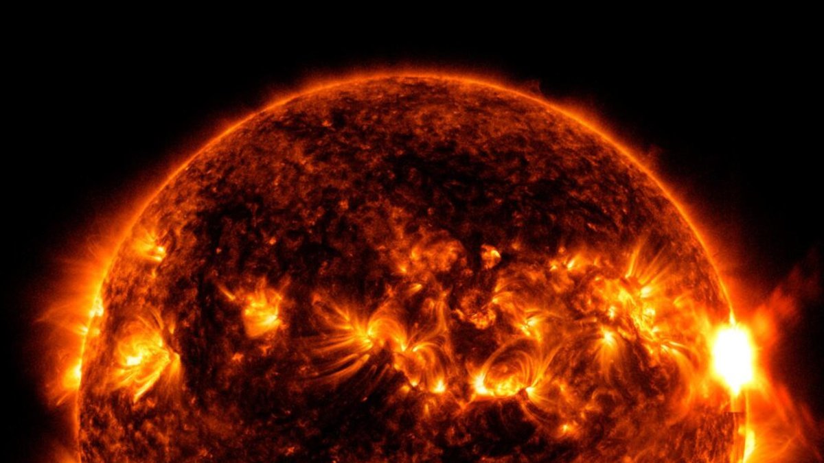 El Observatorio de Dinámica Solar de la NASA captó esta imagen de una erupción solar -como se ve en el destello brillante de la derecha- el 5 de agosto de 2023.