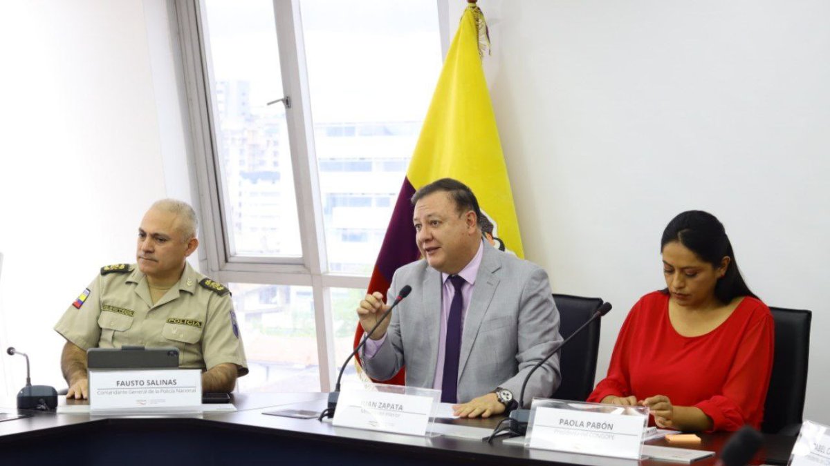 El ministro Juan Zapata (c) junto a Paola Pabón, presidenta de CONGOPE