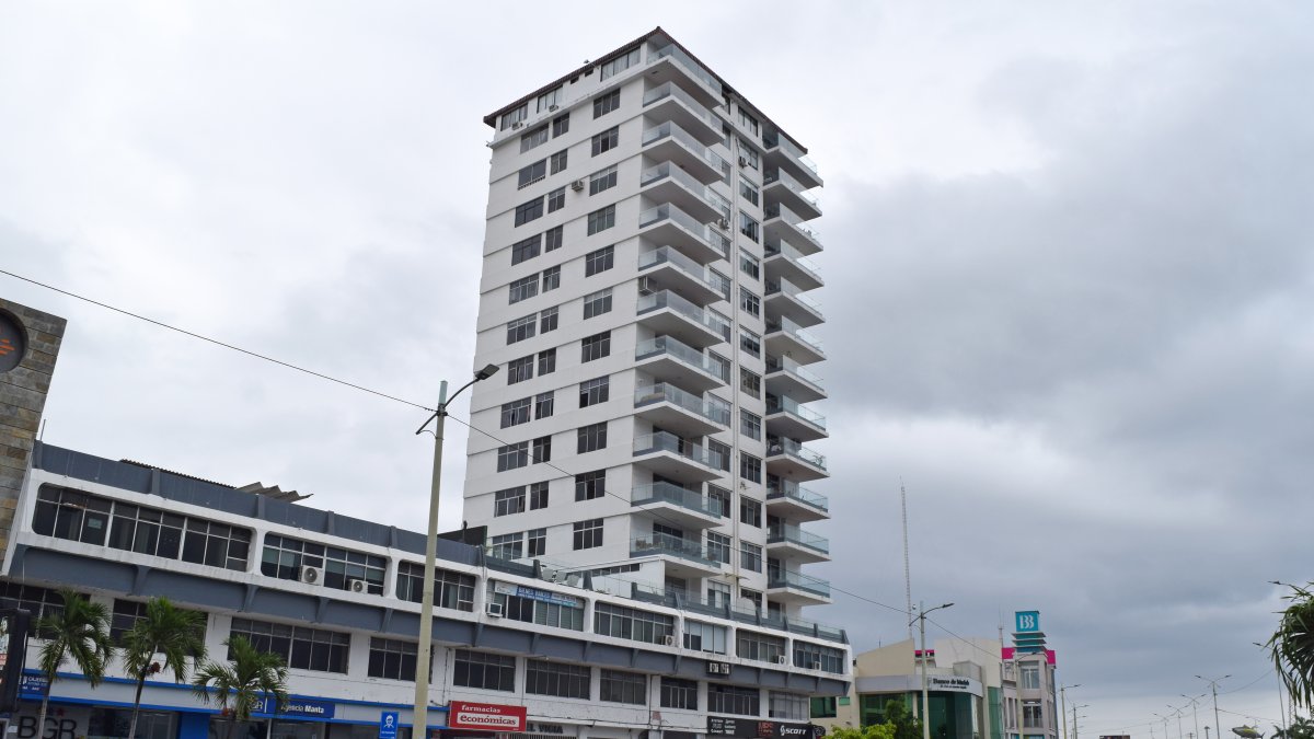 Varias oficinas del edificio El Vigía, ubicado en la parroquia y cantón Manta, provincia de Manabí, están en venta.