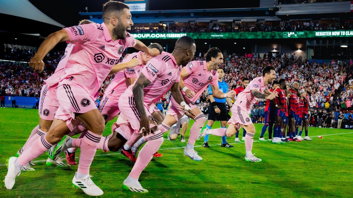 De izquierda a derecha, Jordi Alba, Dixon Arroyo, Leo Campana y Messi.