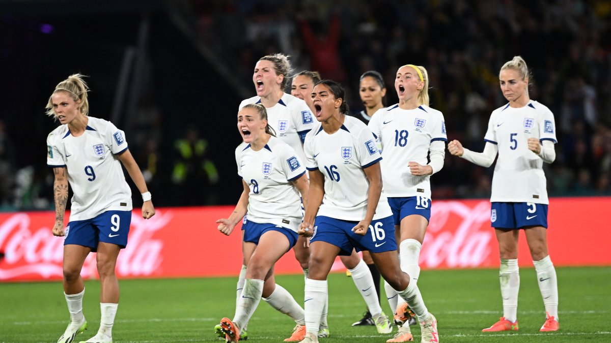 Las jugadoras inglesas vivieron con emoción la tanda de penales.