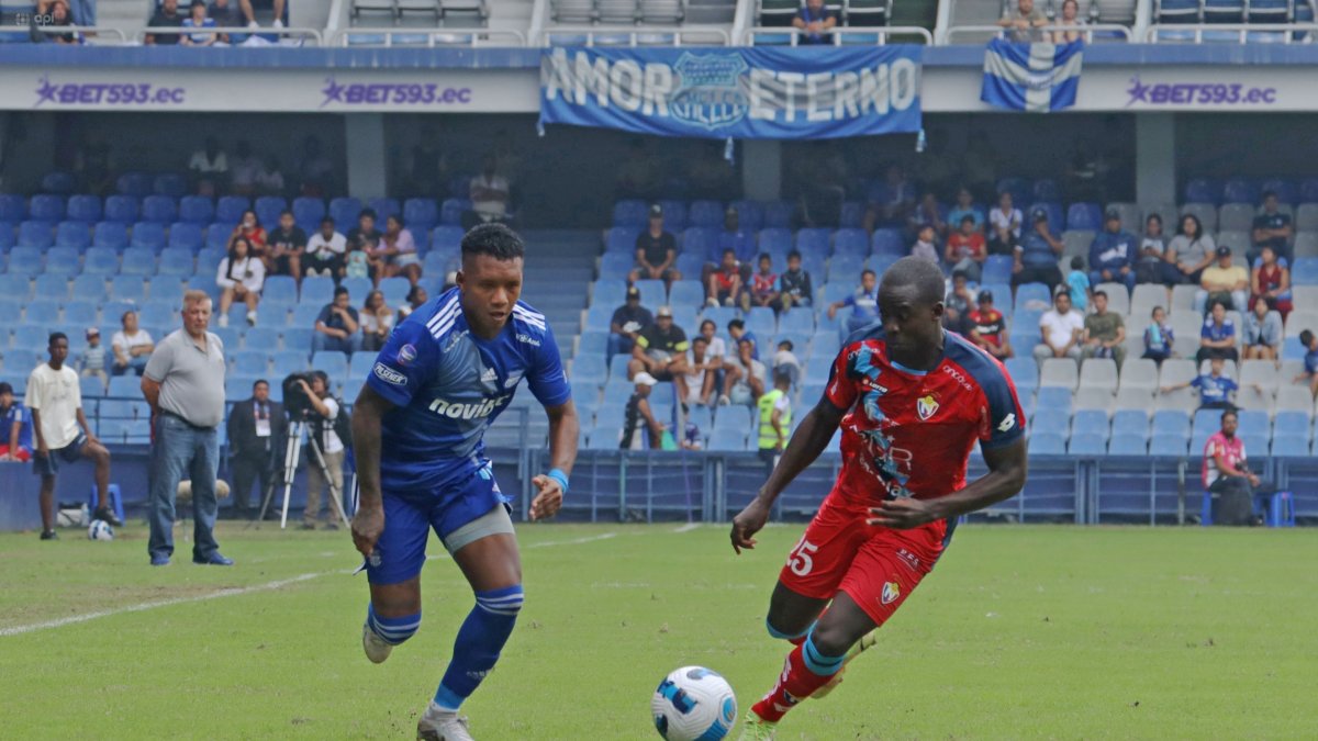 Jhon Jairo Sánchez (i), extremo de Emelec, ha participado el 35 por ciento de minutos con el Bombillo en la temporada 2023. Posee 2 goles y 4 asistencias entre LigaPro y Copa Sudamericana.
