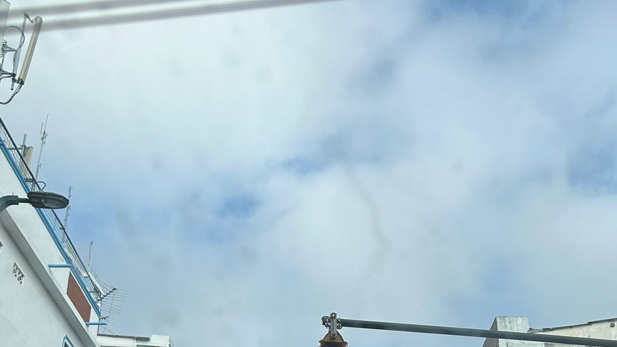 El semáforo ubicado en el centro de la ciudad se encuentra desbaratado