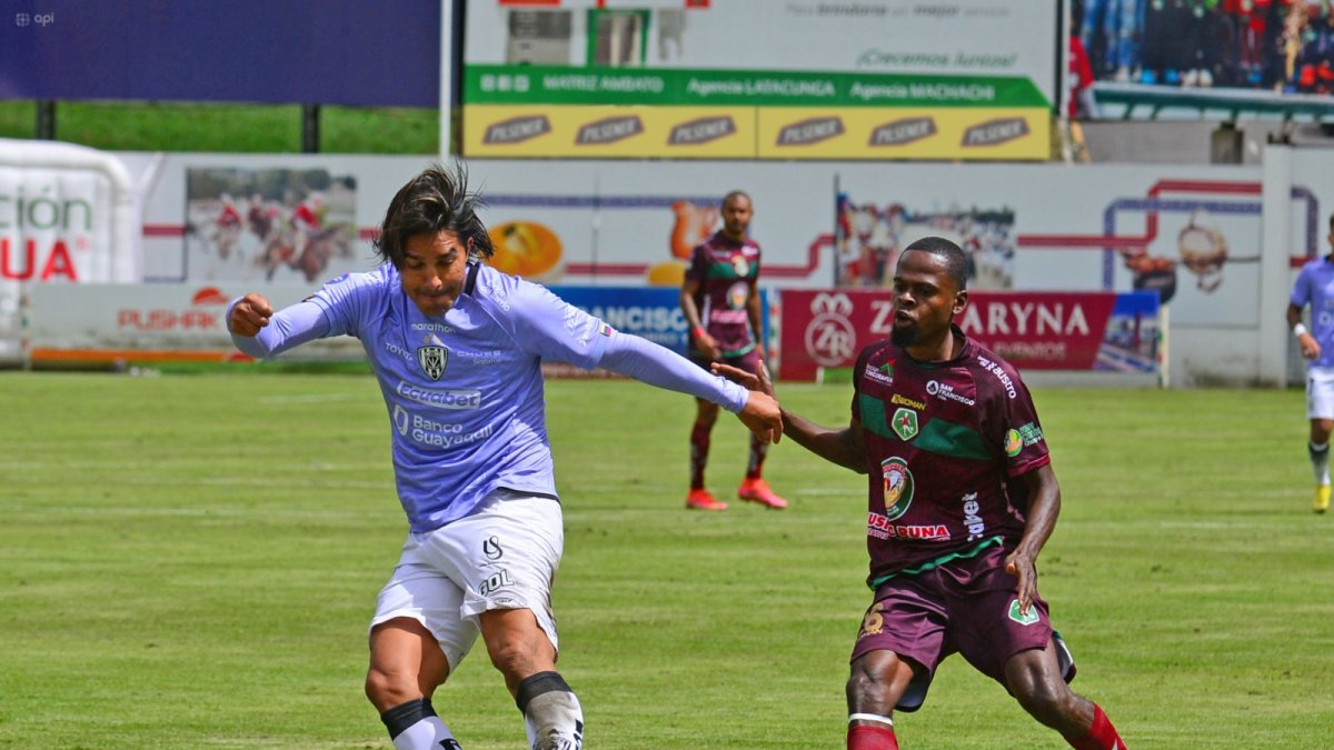 Al goleador Marcelo Moreno Martins (i) le faltó contundencia para embocar.