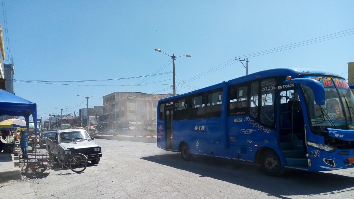 Daño. El polvo es una de las quejas más repetidas en esta arteria, la más comercial del balneario.