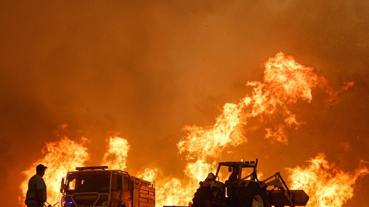 Un hombre observa el fuego en Odemira, Portugal