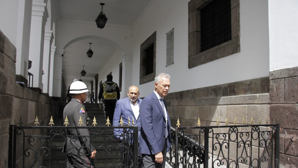 Recepción. La entrega del documento en el Palacio se dio ante el secretario jurídico Juan Pablo Ortiz.