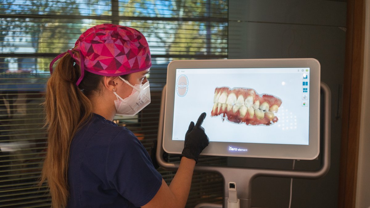 Evidencia. Una especialista observa un estudio dental mediante imagen digital de un paciente con bruxismo.