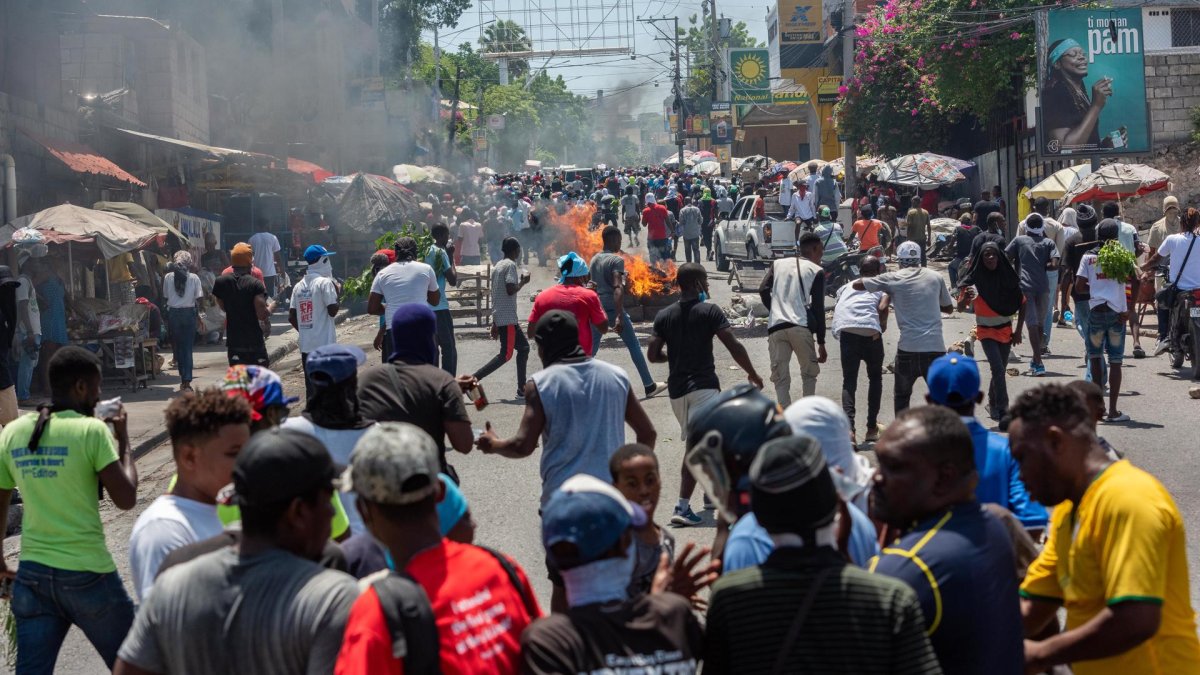 Ciudadanos participan en una marcha para exigir seguridad contra las pandillas este 7 de agosto de 2023, en Puerto Príncipe.