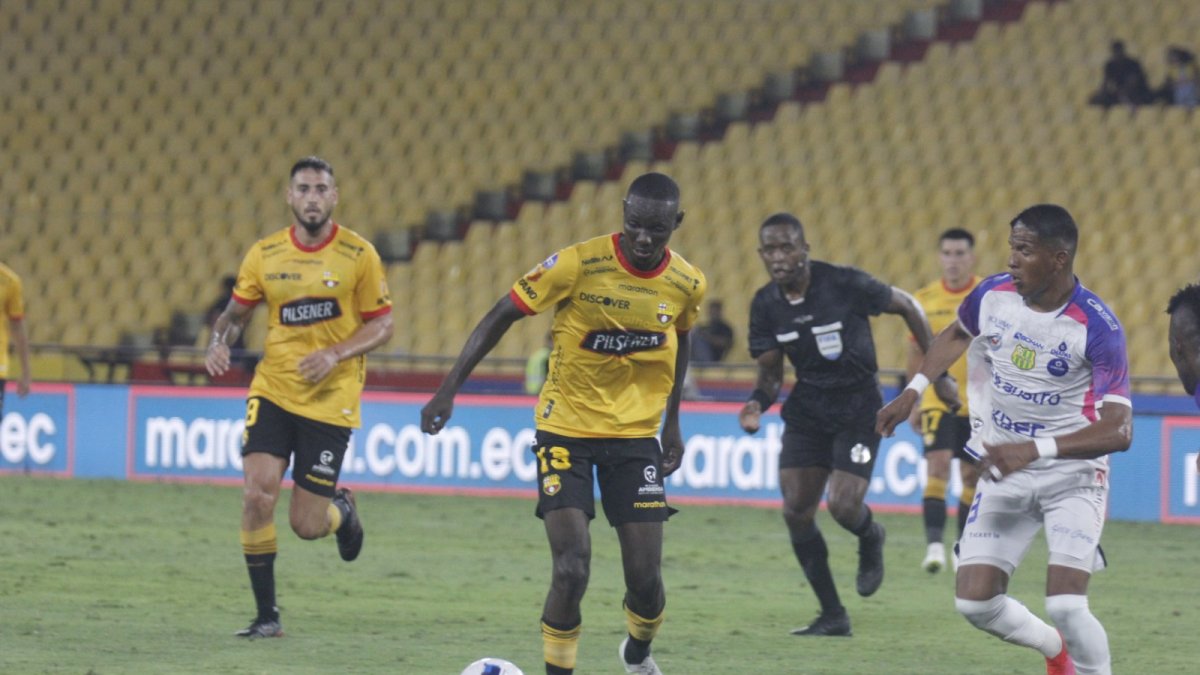Ante Gualaceo, los amarillos perdieron la pelota cuando estaban en ventaja.