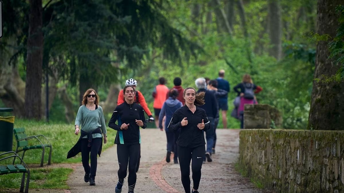 Hábito. Un grupo de personas corre en un parque.