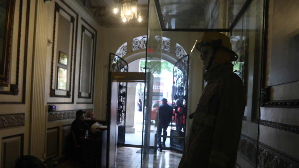 Claroscuros en el edificio de la Jefatura del Cuerpo de Bomberos de Guayaquil.